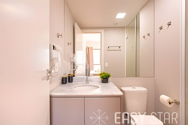 Belo studio C/quarto separado ao lado do Itaim